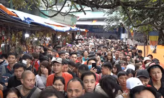 Xếp hàng hai tiếng vào lễ chùa Hương