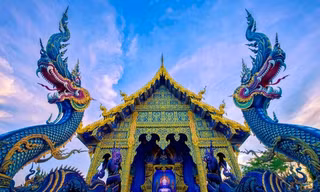 Ngôi chùa dát vàng phủ màu xanh từ trong ra ngoài