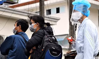 Bệnh nhân xếp hàng chạy thận ở Bạch Mai