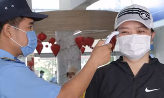 Bến xe Miền Đông kiểm tra nhiệt độ hành khách phòng virus corona