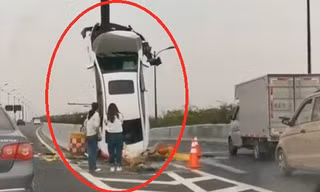 Nữ tài xế lái ôtô đâm vào dải phân cách khiến xe dựng đứng