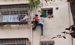 Giải cứu cậu bé mắc kẹt ở ban công tầng 6