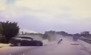 Ô tô con vượt ẩu tông liên hoàn 2 xe khác