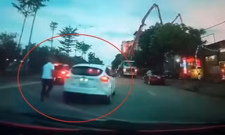 Ô tô lùi vào xe khác gây hư hỏng rồi bỏ chạy