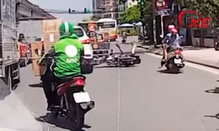 Xe ba bánh phóng nhanh, vượt ẩu tông ngã xe máy rồi thản nhiên bỏ đi