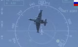 Cường kích Su-25 chao lượn ấn tượng, phóng mồi nhiệt và bay ngửa