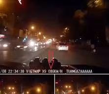 Xe taxi đâm hàng loạt xe máy trên đường