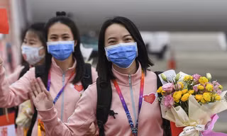 Đón y bác sĩ về từ Vũ Hán như người hùng