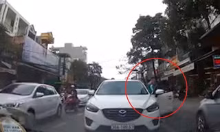 Ô tô lấn làn, chạy ngược chiều gây ùn tắc giao thông