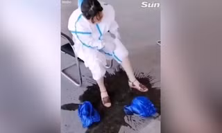 Xúc động hình ảnh mồ hôi ào ra sàn nhà khi nhân viên y tế cởi đồ bảo hộ