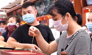 Người dân xếp hàng mua bán vàng