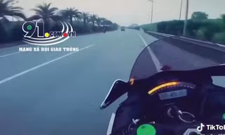 Thót tim cảnh 2 mô tô phân khối lớn rượt đuổi nhau trên đường Hà Nội