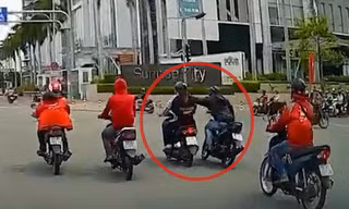 Đôi nam nữ bị giật điện thoại giữa ngã tư