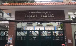 Sáng 27/5, học sinh THCS Bạch Đằng được ra về bằng cổng giữ xe thay vì đi cổng chính
