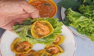 Dọc đường ăn dặm: Xôi nếp than và bánh khọt giá dưới 15K, hương vị ngon miễn chê