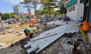 Vỉa hè tuyến đường ‘đắt nhất hành tinh’ được lát đá tự nhiên