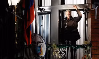 Ông Julian Assange trên ban công của đại sứ quán Ecuador tại London