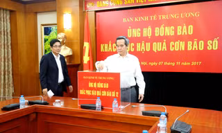 Trưởng Ban kinh tế TƯ Nguyễn Văn Bình và Phó Ban Thường trực Cao Đức Phát cùng các lãnh đạo và CBNV Ban kinh tế Trung ương tham gia ủng hộ 