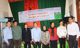 Trao quà cho người dân vùng lũ Thanh Hóa