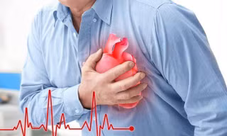 Táo bón - yếu tố nguy cơ gây ra đau tim, đột quỵ