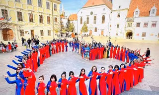 Ra mắt và tôn vinh áo dài Việt Nam tại Slovakia và Cộng hòa Séc