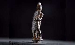 Tìm thấy cán dao hình đấu sĩ quý hiếm ở Bức tường Hadrian