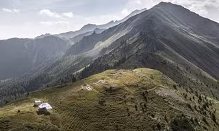 Phát hiện gây chấn động về trại lính ẩn mình trong dãy núi Alps của Thụy Sĩ 
