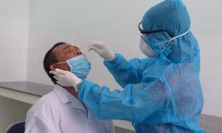 CDC Khánh Hoà lấy mẫu xét nghiệm người dân về từ TP.HCM. Ảnh Báo Khánh Hoà.