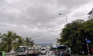 Bãi giữ xe, sân bóng trái phép mọc lên trong khu đô thị ở Nha Trang