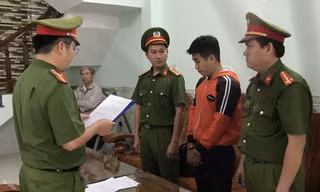 Công an tỉnh Phú Yên đọc lệnh khởi tố Nguyễn Xuân Bình (thứ 2 từ phải qua). Ảnh Huyền Trang/congan.phuyen.gov.vn