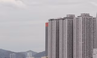 Toà nhà OC3 thuộc tổ hợp khách sạn, căn hộ cao cấp Oceanus bị đình chỉ hoạt động. Ảnh LỮ HỒ.
