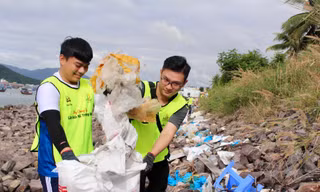 Hàng trăm bạn trẻ chung tay dọn rác trên vịnh Nha Trang 
