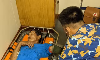 Tàu Hải quân đưa ngư dân bị đột quỵ về đảo Trường Sa điều trị