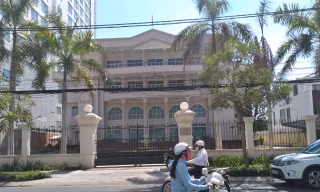 Chuyển nhiều trụ sở 'đất vàng' bỏ trống cho Khánh Hòa quản lý