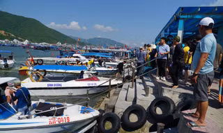 Bến tàu du lịch Nha Trang 'sống chung' với ùn ứ, kẹt xe
