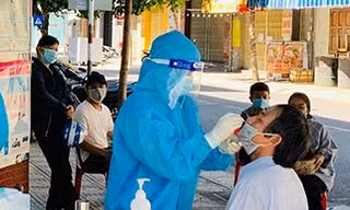 Nhân viên y tế Khánh Hoà lấy mẫu test nhanh COVID - 19 cho người dân