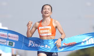 Nhà vô địch Tiền Phong Marathon Nguyễn Thị Oanh được người dân chào đón nồng nhiệt
