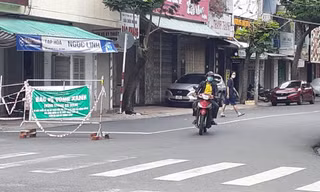 Người dân “vùng xanh” ở Khánh Hoà được chơi thể thao và cắt tóc gội đầu. Ảnh LỮ HỒ.