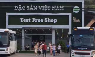 Cửa hàng Đặc sản Việt Nam xây trái phép chuyên đón khách nước ngoài, trong đó phần đông là khách Trung Quốc. Ảnh L.H