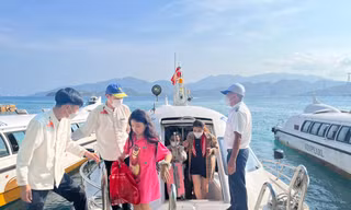 Hàng nghìn khách tham quan biển đảo Nha Trang ngày đầu nghỉ lễ