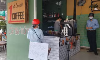 Quán cà phê ở “vùng xanh, vùng vàng” tại Nha Trang được bán mang về. Ảnh L.H