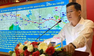 Phó Giám đốc Sở GTVT Khánh Hoà thông tin về dự án cao tốc Khánh Hoà - Buôn Ma Thuột. Ảnh CÔNG HOAN.