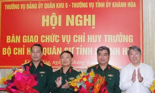 Bàn giao chức vụ Chỉ huy trưởng Bộ Chỉ huy Quân sự tỉnh Khánh Hoà