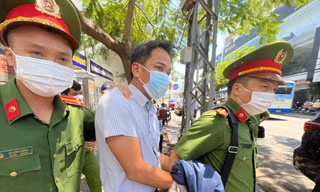 Công an dẫn giải ông Trần Quốc Huy ra khỏi trụ sở CDC Khánh Hoà
