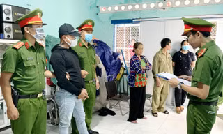 Công an TP. Tuy Hòa đọc lệnh khởi tố bị can đối tượng Dương Văn Toàn. Ảnh công an cung cấp.
