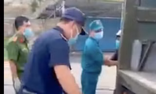 Cán bộ phường Vĩnh Hoà giữ xe công nhân đi mua bánh mì. Ảnh chụp lại clip.