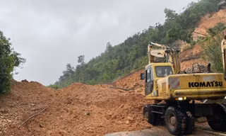 Sạt lở trên đèo Khánh Lê đã làm ách tắc giao thông truyến đường nối Nha Trang - Đà Lạt. Ảnh CTV