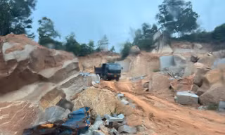 Công an, chính quyền cùng vào cuộc vụ khai thác đất, đá 'lậu' dọc tuyến cao tốc ở Khánh Hoà 