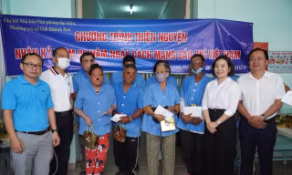 Báo chí thường trú Khánh Hòa tặng quà bệnh nhân phong khó khăn