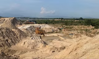 Ngang nhiên đưa cát nạo vét ra khỏi hồ Tà Ranh - Ninh Thuận 